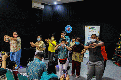 Head CSR of MNC Group Tengku Havid (tengah) berfoto bersama anak-anak penyandang tunaganda Yayasan Dwituna Rawinala, Kramat Jati, Jakarta Timur.