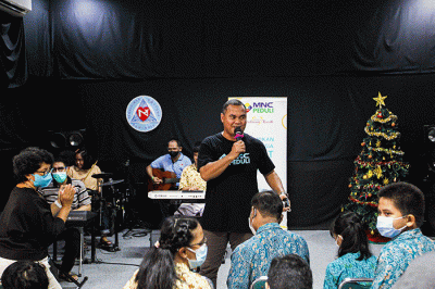 Head CSR of MNC Group Tengku Havid (tengah) berfoto bersama anak-anak penyandang tunaganda Yayasan Dwituna Rawinala, Kramat Jati, Jakarta Timur.