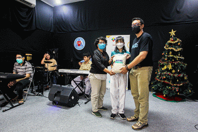 Head CSR of MNC Group Tengku Havid (tengah) berfoto bersama anak-anak penyandang tunaganda Yayasan Dwituna Rawinala, Kramat Jati, Jakarta Timur.