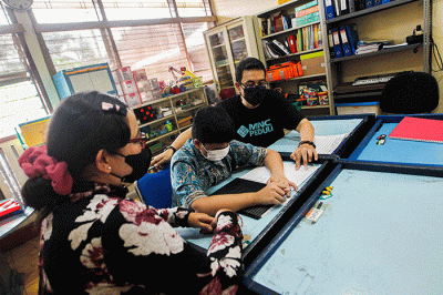 Head CSR of MNC Group Tengku Havid (tengah) berfoto bersama anak-anak penyandang tunaganda Yayasan Dwituna Rawinala, Kramat Jati, Jakarta Timur.
