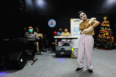Head CSR of MNC Group Tengku Havid (tengah) berfoto bersama anak-anak penyandang tunaganda Yayasan Dwituna Rawinala, Kramat Jati, Jakarta Timur.
