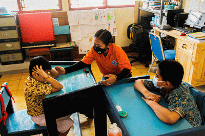 Seorang guru saat mengajar anak penyandang tunaganda di Yayasan Pendidikan Dwituna Rawinala, Jakarta Timur, Kamis (5/1/2023).