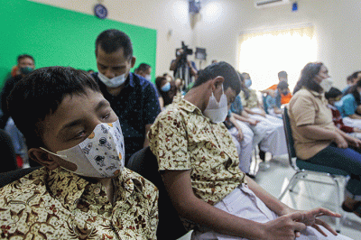 Seorang guru saat mengajar anak penyandang tunaganda di Yayasan Pendidikan Dwituna Rawinala, Jakarta Timur, Kamis (5/1/2023).