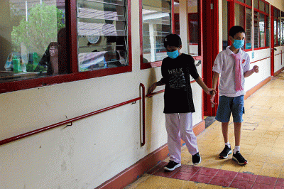 Seorang guru saat mengajar anak penyandang tunaganda di Yayasan Pendidikan Dwituna Rawinala, Jakarta Timur, Kamis (5/1/2023).