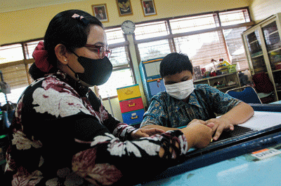 Seorang guru saat mengajar anak penyandang tunaganda di Yayasan Pendidikan Dwituna Rawinala, Jakarta Timur, Kamis (5/1/2023).