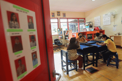 Seorang guru saat mengajar anak penyandang tunaganda di Yayasan Pendidikan Dwituna Rawinala, Jakarta Timur, Kamis (5/1/2023).