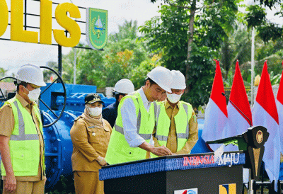 Presiden Joko Widodo meresmikan sistem penyediaan air minum (SPAM) regional Durolis (Dumai-Rokan Hilir-Bengkalis), Kamis (5/1/2023).