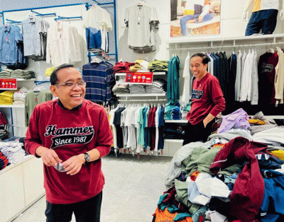 Presiden Joko Widodo menyempatkan diri untuk menyapa warga Kota Pekanbaru di Mal Living World yang berada di Jalan Soekarno Hatta, Kota Pekanbaru.