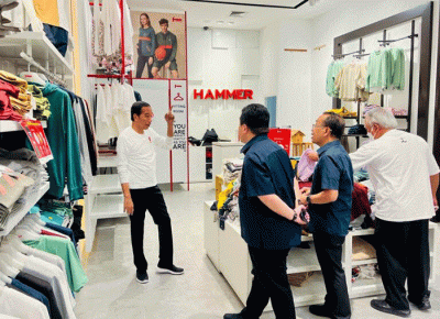 Presiden Joko Widodo menyempatkan diri untuk menyapa warga Kota Pekanbaru di Mal Living World yang berada di Jalan Soekarno Hatta, Kota Pekanbaru.
