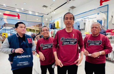 Presiden Joko Widodo menyempatkan diri untuk menyapa warga Kota Pekanbaru di Mal Living World yang berada di Jalan Soekarno Hatta, Kota Pekanbaru.