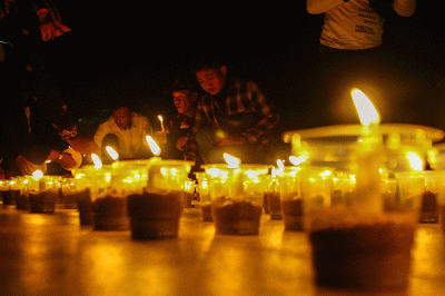Sebanyak 1.000 lilin dinyalakan memperingati perang 5 hari 5 malam di halaman Monumen Perjuangan Rakyat (Monpera) Palembang, Rabu (4/1/2023).