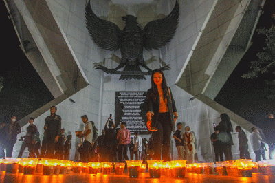 Sebanyak 1.000 lilin dinyalakan memperingati perang 5 hari 5 malam di halaman Monumen Perjuangan Rakyat (Monpera) Palembang, Rabu (4/1/2023).