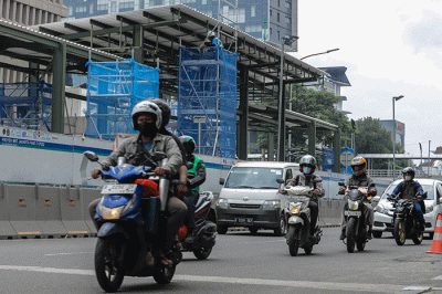 Pekerja menyelesaikan pembangunan Halte Transjakarta di kawasan Jalan Gajah Mada, Jakarta Pusat, Kamis (5/1/2023).