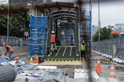 Pekerja menyelesaikan pembangunan Halte Transjakarta di kawasan Jalan Gajah Mada, Jakarta Pusat, Kamis (5/1/2023).