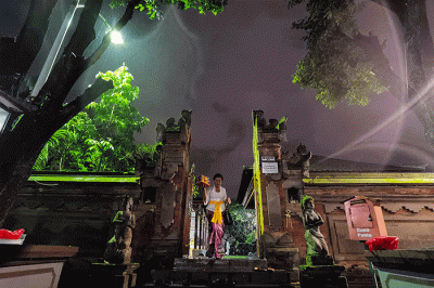 Umat Hindu melakukan sembahyang Hari Raya Galungan di Pura Candra Prabha Jelambar, Jakarta Barat, Rabu (4/1/2023).