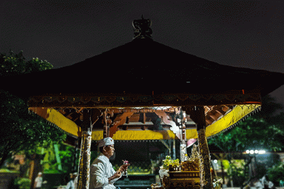 Umat Hindu melakukan sembahyang Hari Raya Galungan di Pura Candra Prabha Jelambar, Jakarta Barat, Rabu (4/1/2023).