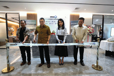 Executive Chairman MNC Group Hary Tanoesoedibjo (kedua kiri) meresmikan Head Office PT MNC Energy Investments Tbk di MNC Tower Kebon Sirih, Jakarta.