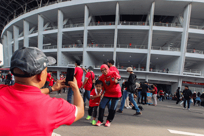 Sejumlah supoter mulai berdatangan untuk menyaksikan pertandingan Timnas Indonesia lawan Vietnam dalam laga Semifinal Piala AFF.