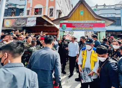 Presiden Joko Widodo meninjau aktivitas perekonomian di Pasar Bunda Sri Mersing, Kota Dumai, Kamis (5/1/2023).