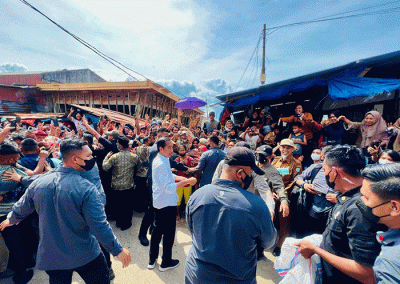 Presiden Joko Widodo meninjau aktivitas perekonomian di Pasar Bunda Sri Mersing, Kota Dumai, Kamis (5/1/2023).