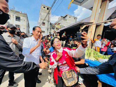 Presiden Joko Widodo meninjau aktivitas perekonomian di Pasar Bunda Sri Mersing, Kota Dumai, Kamis (5/1/2023).