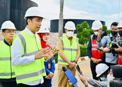 Presiden Joko Widodo meninjau proses produksi minyak dan gas bumi (migas) di Kawasan PT Pertamina Hulu Rokan Dumai, Kota Dumai, Kamis (5/1/2023).