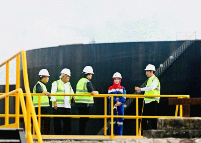 Presiden Joko Widodo meninjau proses produksi minyak dan gas bumi (migas) di Kawasan PT Pertamina Hulu Rokan Dumai, Kota Dumai, Kamis (5/1/2023).