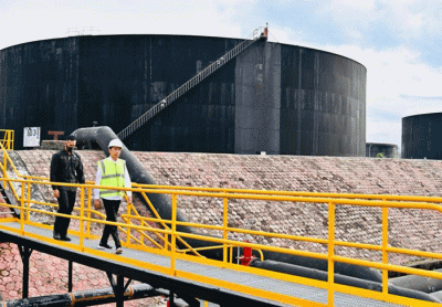 Presiden Joko Widodo meninjau proses produksi minyak dan gas bumi (migas) di Kawasan PT Pertamina Hulu Rokan Dumai, Kota Dumai, Kamis (5/1/2023).