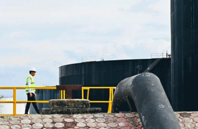 Presiden Joko Widodo meninjau proses produksi minyak dan gas bumi (migas) di Kawasan PT Pertamina Hulu Rokan Dumai, Kota Dumai, Kamis (5/1/2023).