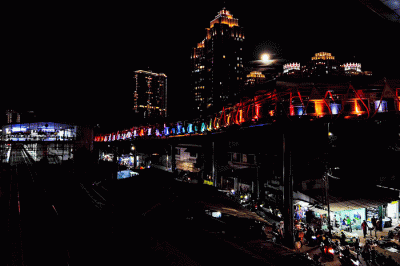 Penampakan proyek jembatan penyeberangan orang atau Skywalk dengan cahaya lampu warna warni telah rampung di kawasan Kebayoran Lama, Jakarta Selatan.