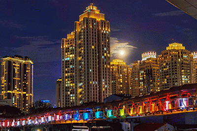 Penampakan proyek jembatan penyeberangan orang atau Skywalk dengan cahaya lampu warna warni telah rampung di kawasan Kebayoran Lama, Jakarta Selatan.