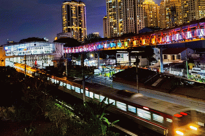 Penampakan proyek jembatan penyeberangan orang atau Skywalk dengan cahaya lampu warna warni telah rampung di kawasan Kebayoran Lama, Jakarta Selatan.