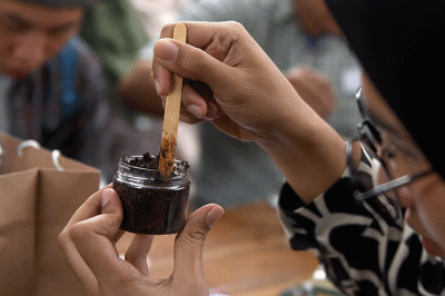 Puluhan peserta pelatihan membuat sabun dari ampas kopi mengikuti Kelas Offline Bikin Sabun Sendiri (KOBISASI) di Kafe Rumah Sintas, Palembang.