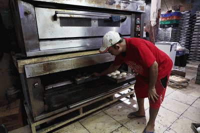 Pekerja membuat roti di Industri rumahan Langgeng Sari di kawasan Pejompongan, Jakarta, Sabtu (7/1/2023).