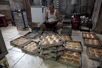 Pekerja membuat roti di Industri rumahan Langgeng Sari di kawasan Pejompongan, Jakarta, Sabtu (7/1/2023).