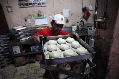 Pekerja membuat roti di Industri rumahan Langgeng Sari di kawasan Pejompongan, Jakarta, Sabtu (7/1/2023).