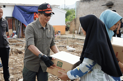 Kepala BNPB Letjen TNI Suharyanto (ketiga kanan) sedang berdialog dengan salah satu warga yang rumahnya sedang dibangun di Desa Nagrak, Kecamatan Cianjur.