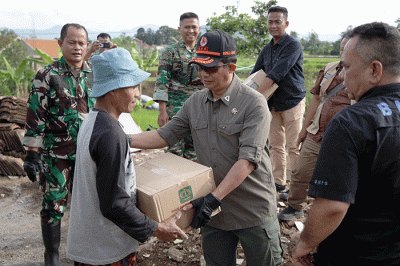 Kepala BNPB Letjen TNI Suharyanto (ketiga kanan) sedang berdialog dengan salah satu warga yang rumahnya sedang dibangun di Desa Nagrak, Kecamatan Cianjur.