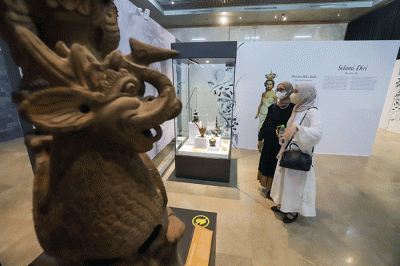 Pengunjung saat melihat pameran The Truth Inside You: Alunan Kisah Tentang Perempuan di Museum Nasional, Jakarta Pusat, Sabtu (7/1/2023).