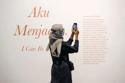 Pengunjung saat melihat pameran The Truth Inside You: Alunan Kisah Tentang Perempuan di Museum Nasional, Jakarta Pusat, Sabtu (7/1/2023).