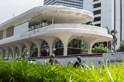 Pekerja sedang menyelesaikan proyek pembangunan halte Transjakarta Dukuh Atas 1 di Jalan Jenderal Sudirman, Jakarta Pusat, Jumat (6/1/2023).