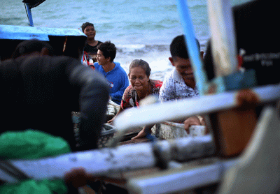 Nelayan menyiapkan perahu dan alat tangkap di pesisir Pantai Galesong, Kabupaten Takalar, Minggu (8/1/2023).