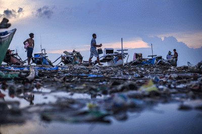 Nelayan menyiapkan perahu dan alat tangkap di pesisir Pantai Galesong, Kabupaten Takalar, Minggu (8/1/2023).