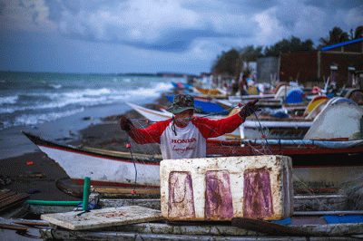 Nelayan menyiapkan perahu dan alat tangkap di pesisir Pantai Galesong, Kabupaten Takalar, Minggu (8/1/2023).