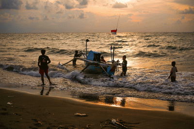 Nelayan menyiapkan perahu dan alat tangkap di pesisir Pantai Galesong, Kabupaten Takalar, Minggu (8/1/2023).