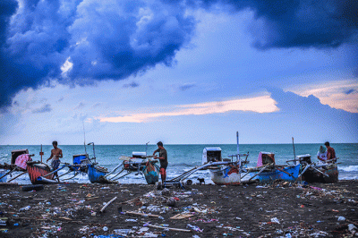 Nelayan menyiapkan perahu dan alat tangkap di pesisir Pantai Galesong, Kabupaten Takalar, Minggu (8/1/2023).
