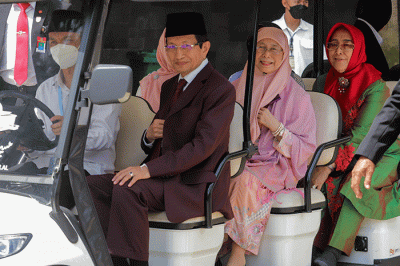 Istri Perdana Menteri Malaysia (PM) Anwar Ibrahim, Wan Azizah Wan Ismail mengunjungi Masjid Istiqlal dan Gereja Katedral, Jakarta, Senin (9/1/2023).