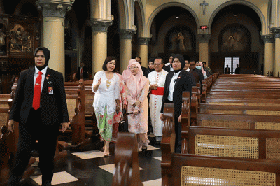 Istri Perdana Menteri Malaysia (PM) Anwar Ibrahim, Wan Azizah Wan Ismail mengunjungi Masjid Istiqlal dan Gereja Katedral, Jakarta, Senin (9/1/2023).