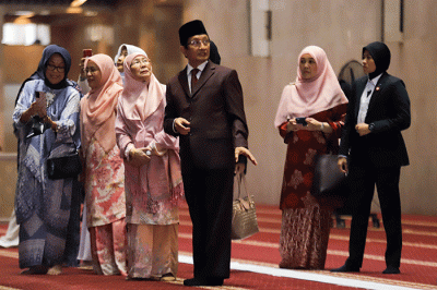 Istri Perdana Menteri Malaysia (PM) Anwar Ibrahim, Wan Azizah Wan Ismail mengunjungi Masjid Istiqlal dan Gereja Katedral, Jakarta, Senin (9/1/2023).