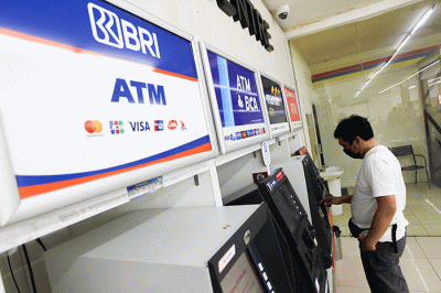 Nasabah melakukan transaksi di Anjungan Tunai Mandiri (ATM) kawasan Jakarta Selatan, Senin (9/1/2023).